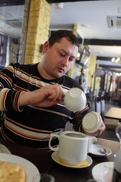 Man makes the tea — Stock Photo, Image