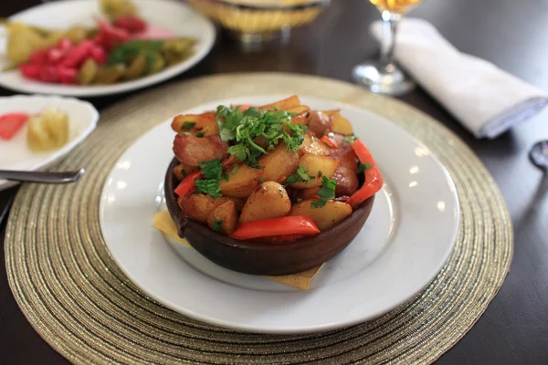 Geroosterde varkensvlees met aardappelen en tomaten — Stockfoto