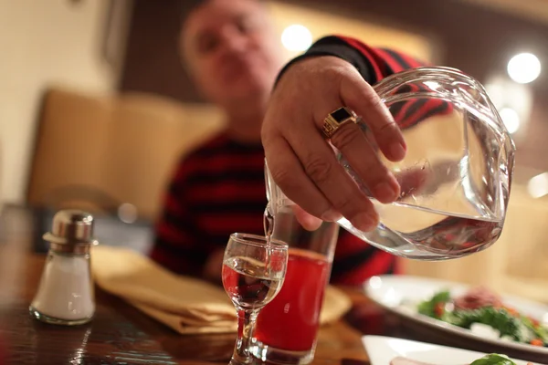 Homem derramando vodka no bar — Fotografia de Stock