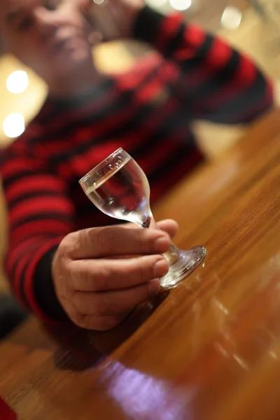 Homme avec vodka dans le bar — Photo