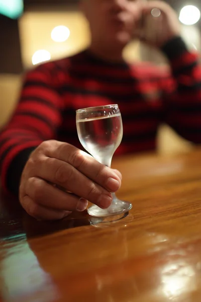 Homme avec vodka dans la taverne — Photo