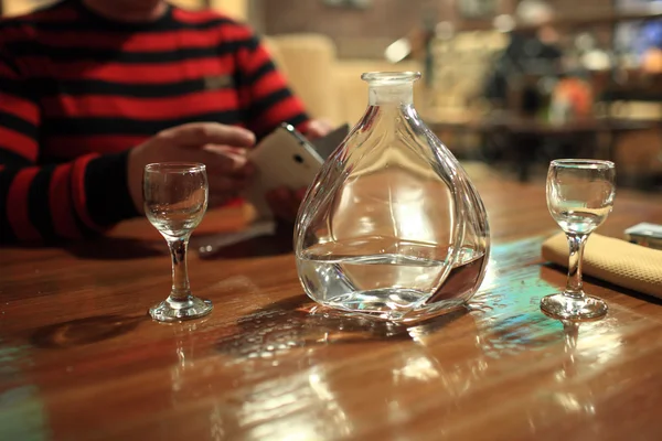 Deux verres de vodka et une carafe — Photo