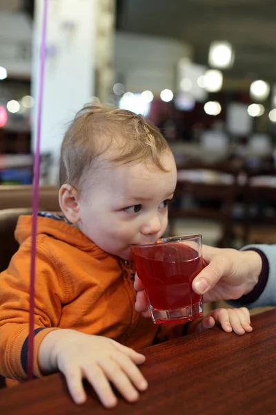 Småbarn drycker juice — Stockfoto