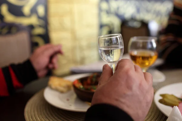 Person anläggning glas vodka — Stockfoto