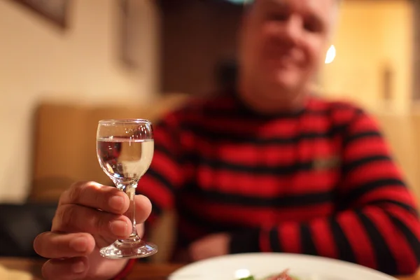 Mann mit Wodka in Kneipe — Stockfoto