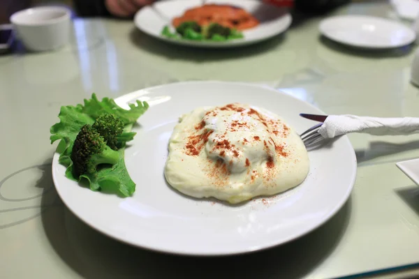 Bife e molho de creme — Fotografia de Stock