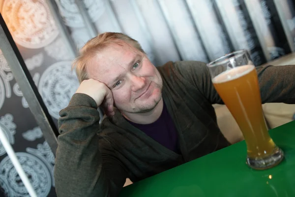 Man en glas bier — Stockfoto