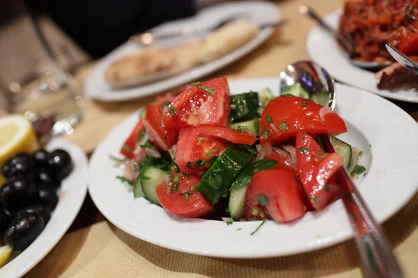 Σαλάτα με φρέσκα αγγούρια και ντομάτες — Φωτογραφία Αρχείου