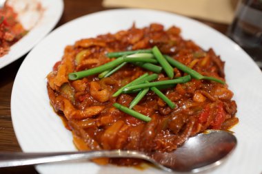 Beyaz tabak içinde sığır eti güveç