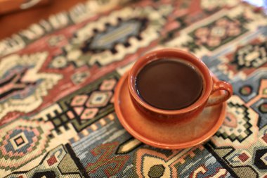 kahve masa örtüsü üzerinde