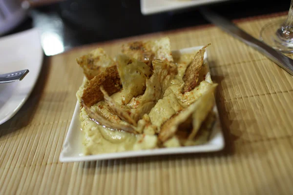 Hummus con corteza seca —  Fotos de Stock