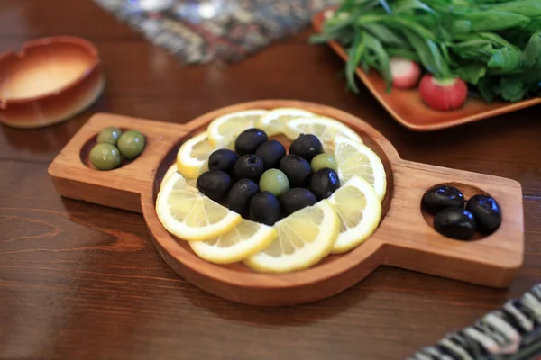 Dilim limon ve zeytin — Stok fotoğraf