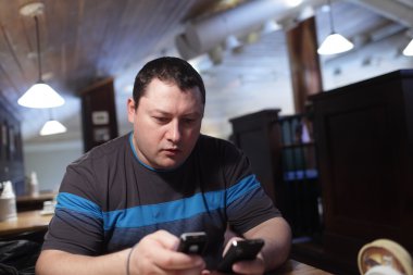 adam ile bir barda iki telefon