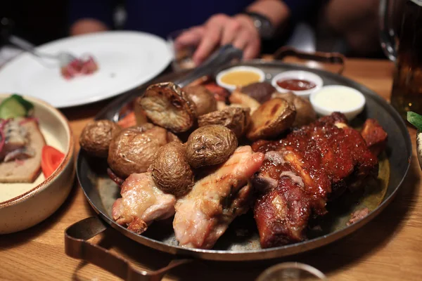 Várias carnes assadas com batatas — Fotografia de Stock