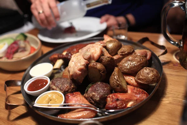 Różne mięsa pieczone z sosami — Zdjęcie stockowe