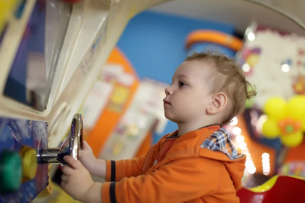 Niño y coche de atracciones — Foto de Stock