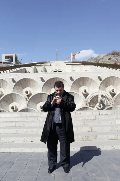 예레반에서 캐스케이드 배경에 남자 — 스톡 사진