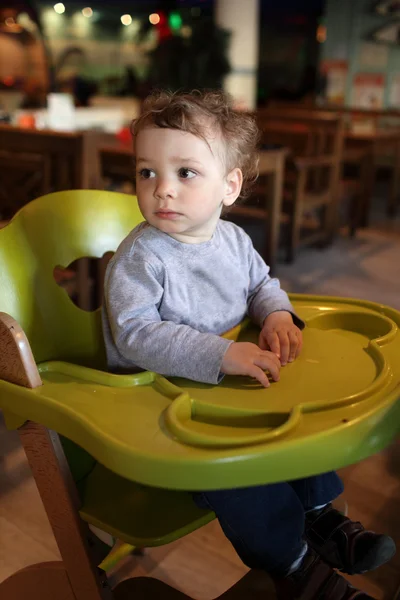 高い椅子で幼児 — ストック写真