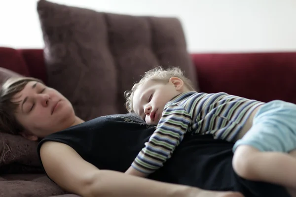 Спляча мати і дитина — стокове фото