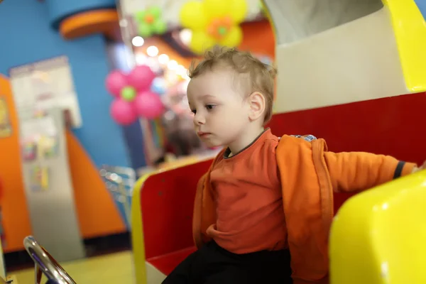 Niño en el patio interior — Foto de Stock