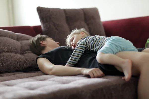 睡眠の母と少年 — ストック写真