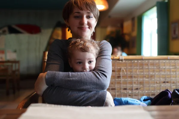 Mutter umarmt ihren Sohn — Stockfoto