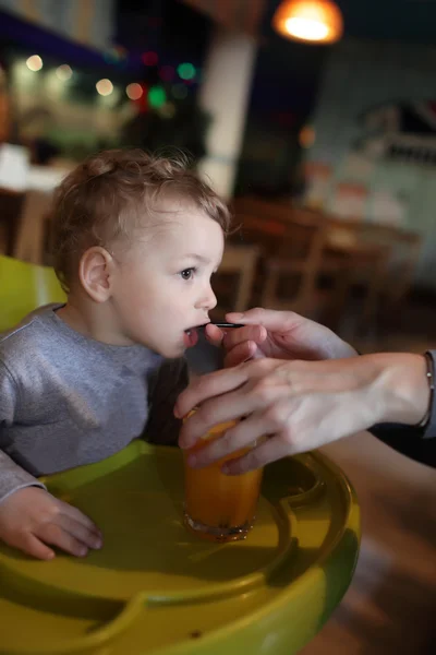 Дитина п'є сік — стокове фото