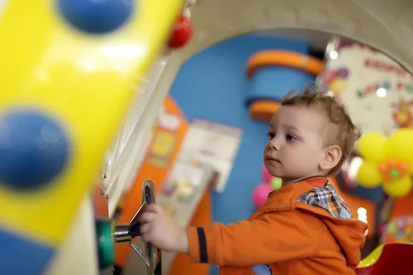 Niño jugando con la máquina de diversión — Foto de Stock