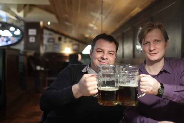 Dos amigos en un pub — Foto de Stock