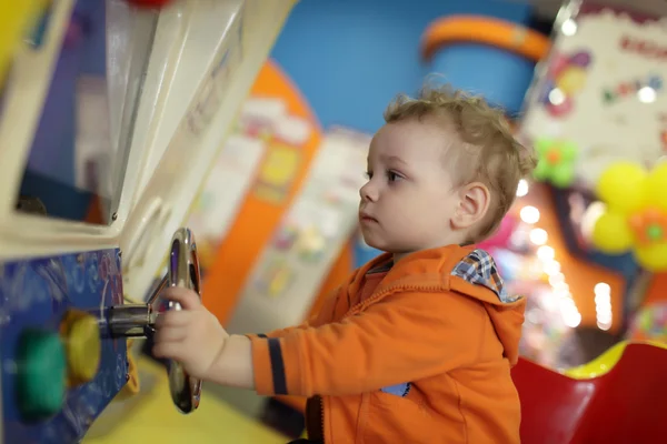 Niño jugando con la máquina de diversión — Foto de Stock