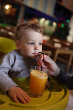 portakal suyu ile çocuk