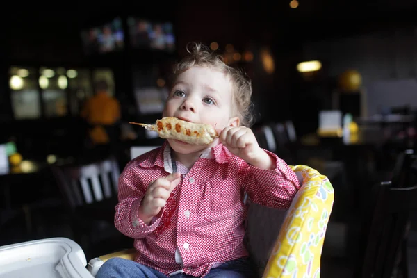Barnet äta kebab — Stock fotografie