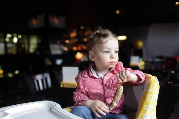 Niño pequeño con kebab —  Fotos de Stock