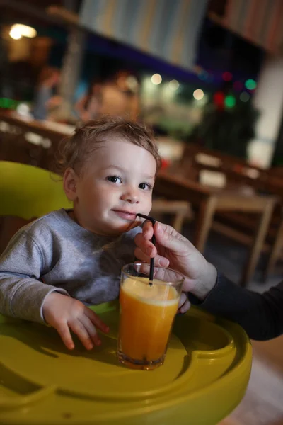 オレンジ ジュースと幼児 — ストック写真