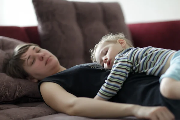 Mère endormie et tout-petit — Photo