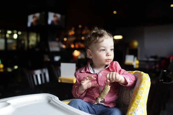 Niño con kebab — Foto de Stock