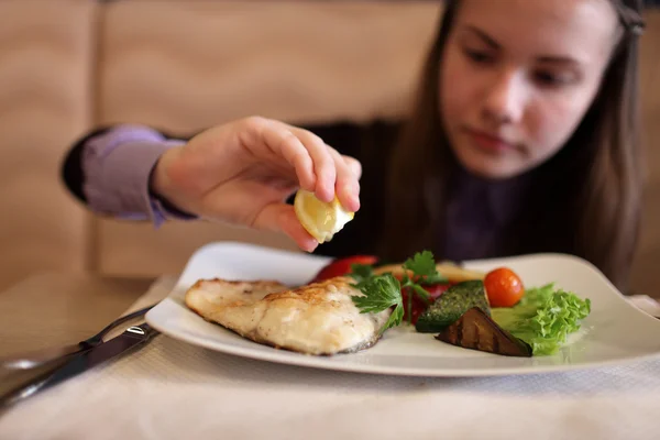 Tiener heeft lunch — Stockfoto