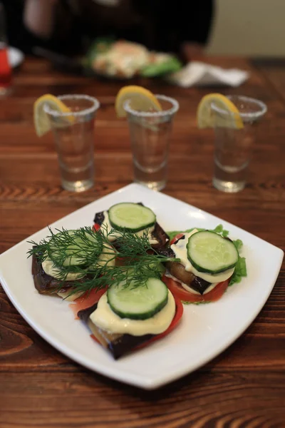 野菜とテキーラのグラスのプレート — ストック写真