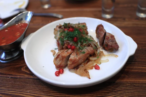 Shish kebab en un plato blanco —  Fotos de Stock