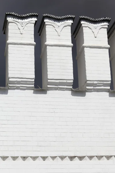 Fragment of white fence of monastery — Stock Photo, Image