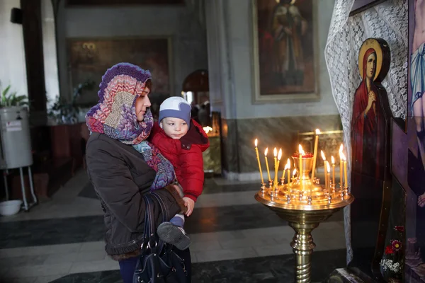 Mamma med barn i kyrkan — Stockfoto