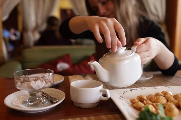 Girl fills cup of tea — Stock Photo, Image