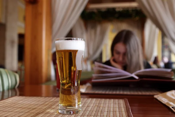 Glass of draught beer — Stock Photo, Image