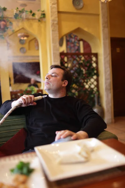 Człowiek palenia shisha — Zdjęcie stockowe