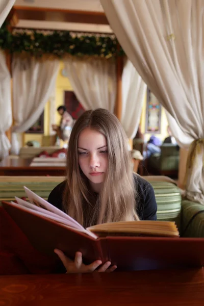 Teen reading menu — Stock Photo, Image