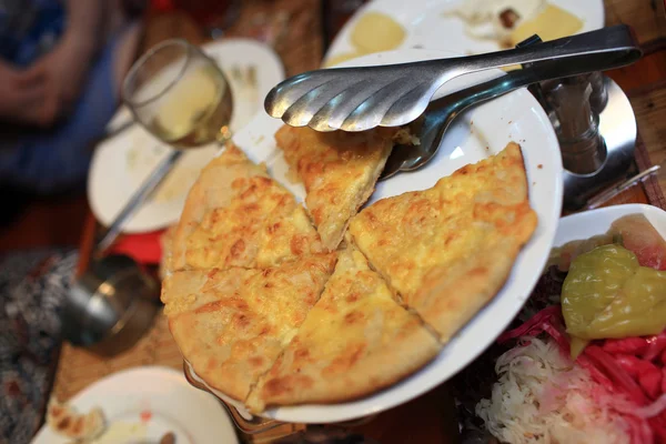 Khachapuri op een plaat — Stockfoto