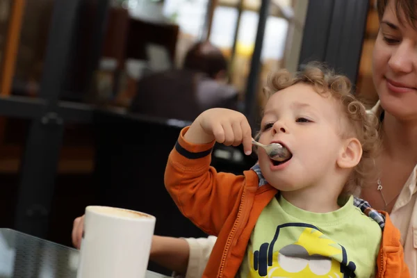 Barnet äta skum kaffe — Stockfoto