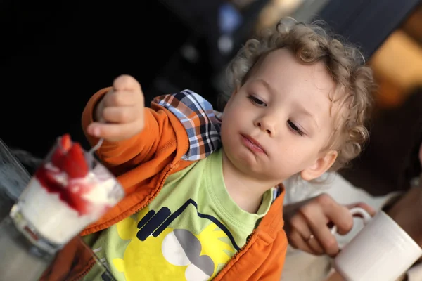 Criança comendo sorvete — Fotografia de Stock