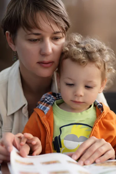 Mamma e bambino con menu — Foto Stock