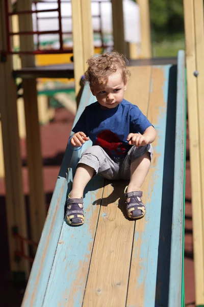 Çocuk bir slayt üzerinde kayar — Stok fotoğraf